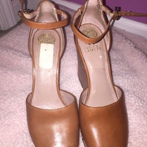 VINCE CAMUTO Brown and Gold Wedges
